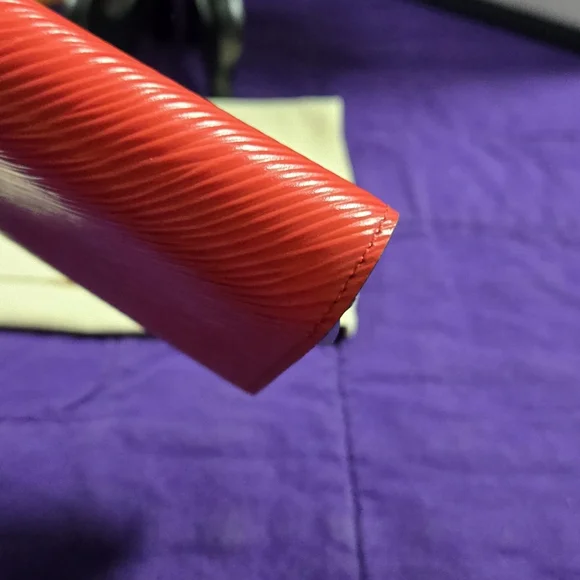 Louis Vuitton Red Epi Coquelicot Twist Lock Compact Wallet with Silver Logo - Picture 3 of 15